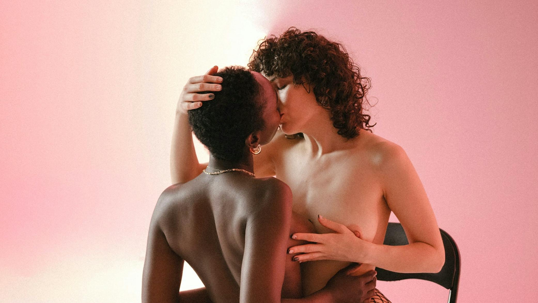 Semiz odam semiz odamni sikadi Qiz dosti bilan jinsiy aloqa video